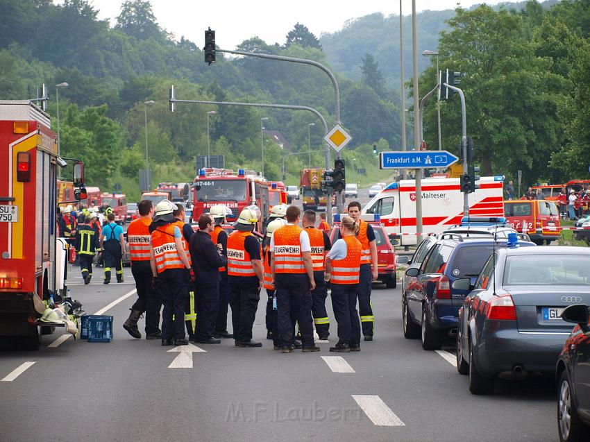 Schwerer Unfall mit Reisebus Lohmar Donrather Dreieck P272.JPG